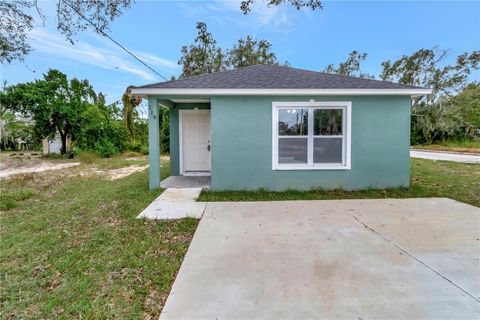 A home in LAKE WALES