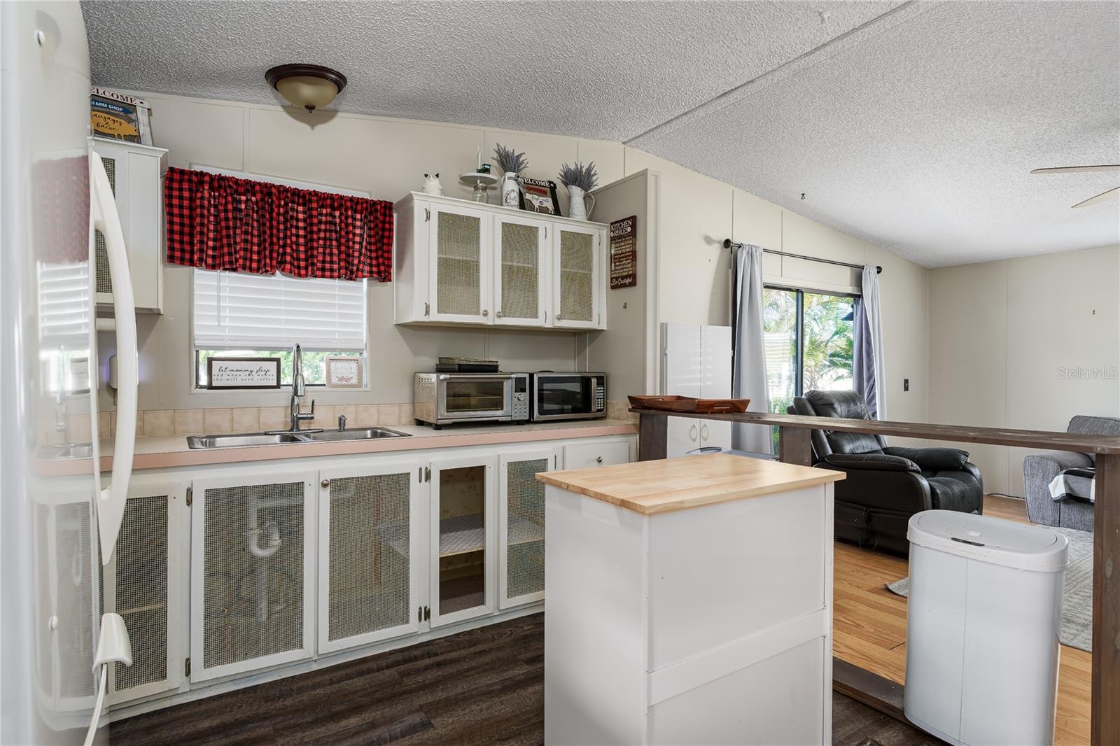 SHADOW BROOK MOBILE HOME - Residential