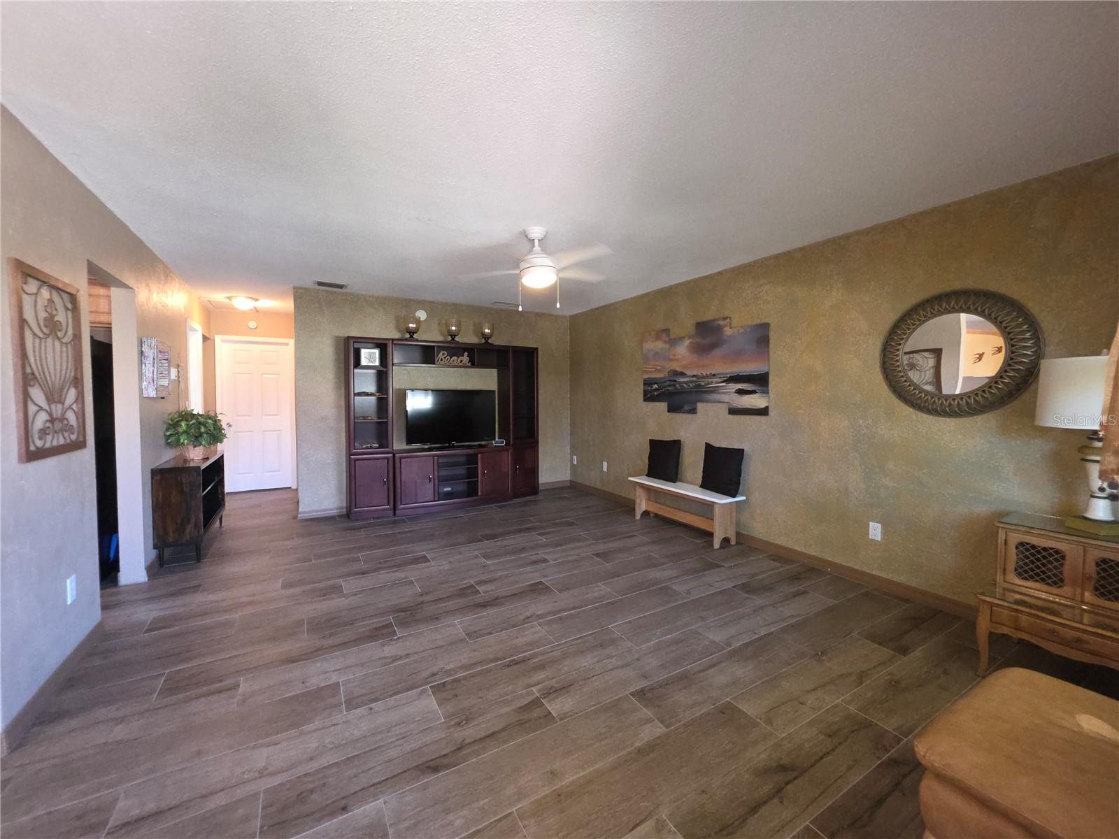 SUMMER WINDS CONDO - Residential