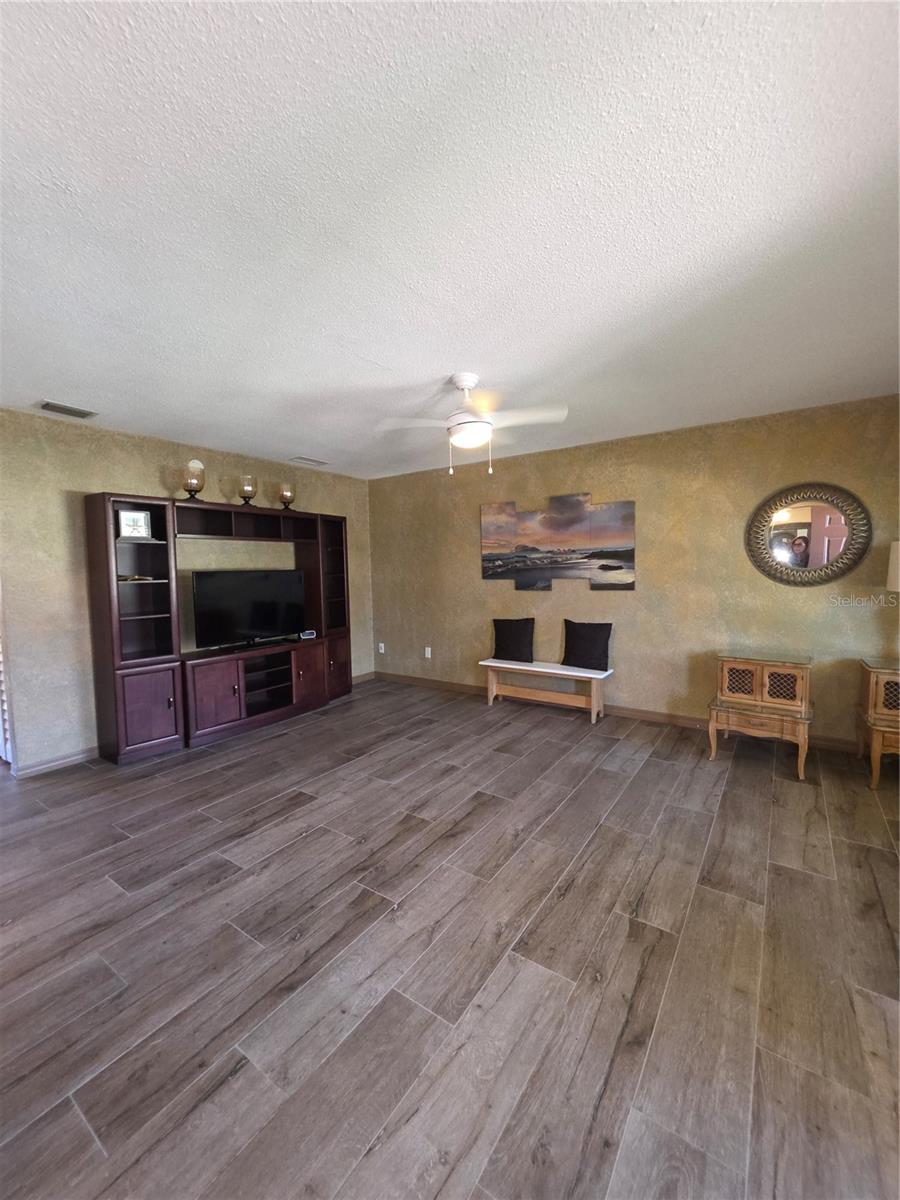 SUMMER WINDS CONDO - Residential