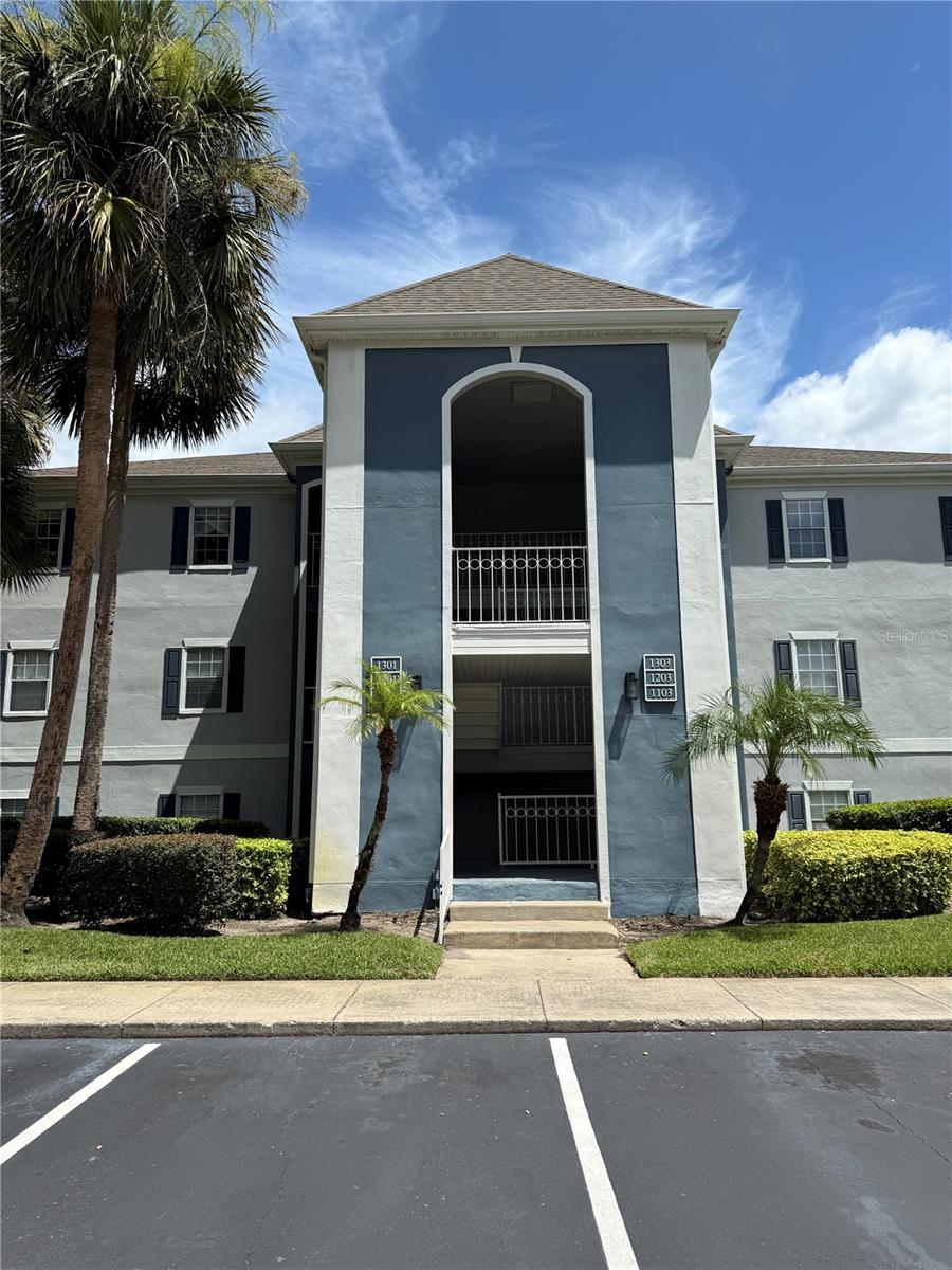 Welcome to this spacious 2-bedroom, 2.5-bath condo located on the second floor in the desirable Clubside community. This well-maintained unit offers comfort, privacy, and convenience. Enjoy two large bedrooms, each with its own private bathroom, ideal for roommates or families. The home features carpeted flooring throughout, a well-appointed kitchen, and a screened-in balcony—perfect for relaxing and enjoying the fresh air.
Additional highlights include:
• Bright, open living and dining area
• Guest half-bath for added convenience
• Washer and dryer hookups
• Ample storage space
• Assigned parking
Located in a peaceful neighborhood with easy access to shopping, dining, parks, and top-rated schools. Don’t miss this opportunity to live in the heart of Longwood!