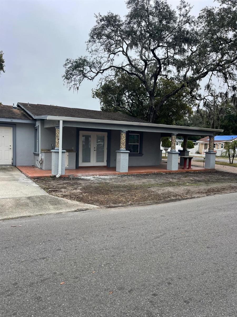 Don't miss the opportunity to show this potential house with $2074 head sqft. Huge property!!!!
There are 4 bedrooms and 2 and 1/2 bathrooms. And also, there are a nice mother in low !!!!!! Property has a nice yard !!!