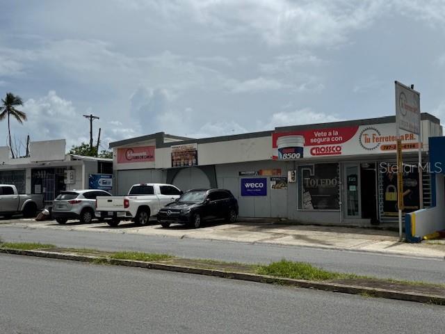 Exceptional opportunity to own a well-located commercial property in one of the busiest corridors of Avenida Campo Rico. This 2,440 sq. ft. building sits on a 395 m² lot and offers versatile space ideal for a wide range of commercial uses. Property Highlights: Three half bathrooms and one full bathroom. Dedicated storage area. Private patio for outdoor use or expansion. On-site parking for 7 vehicles. Zoned C-1 – allowing for offices, retail, services, and more. Excellent visibility and accessibility. High foot and vehicle traffic area.