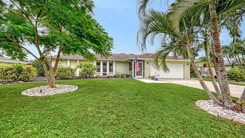 Photo of 2295 Pine View Circle, Sarasota, FL 34231 (MLS # A4710352)