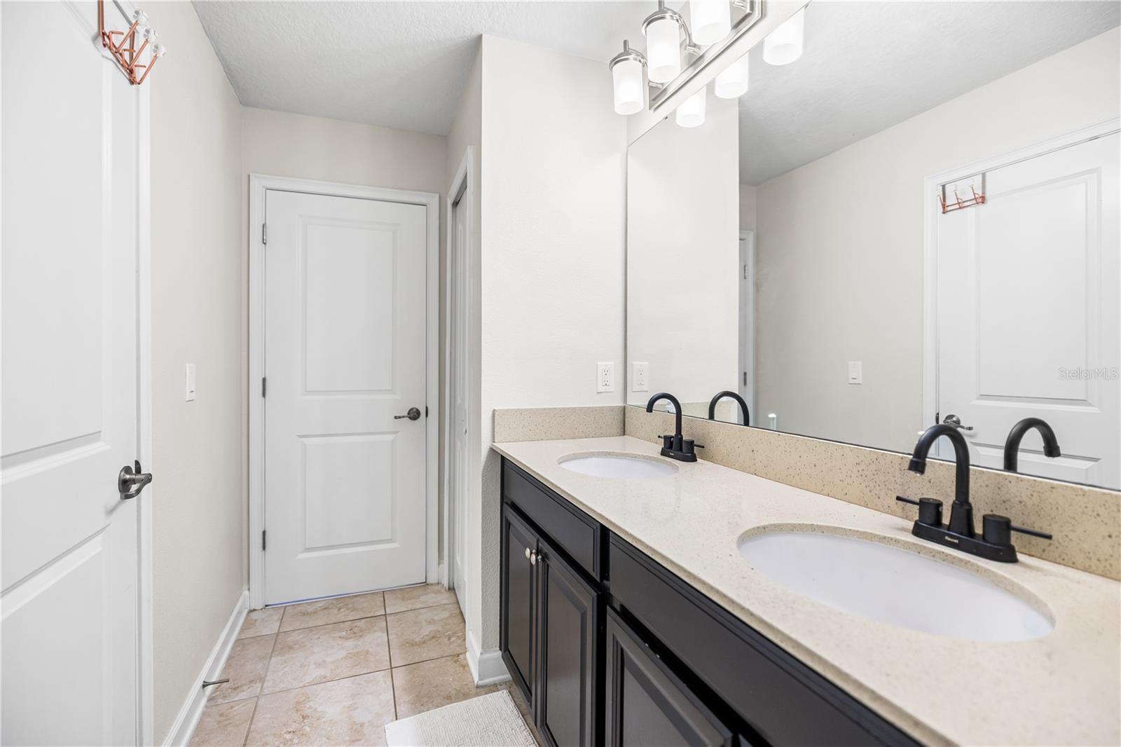 SIGNATURE LAKES PH 3B-4, 3B-5 & 3B-7 83/27 LOT 184 - Residential