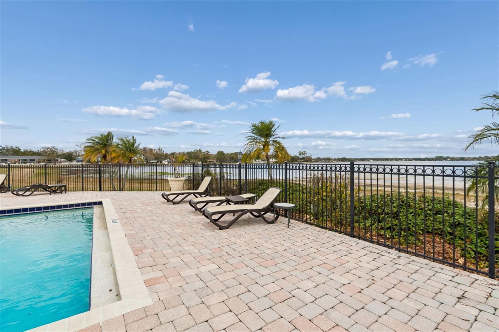 WHISPERING OAKS - Residential