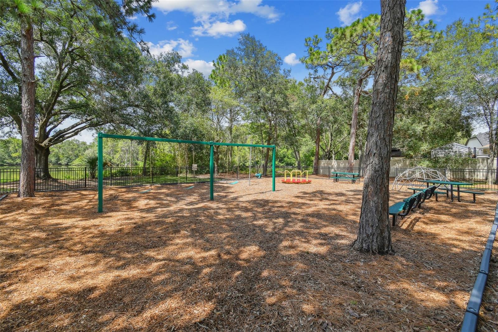 WHISPERING OAKS - Residential