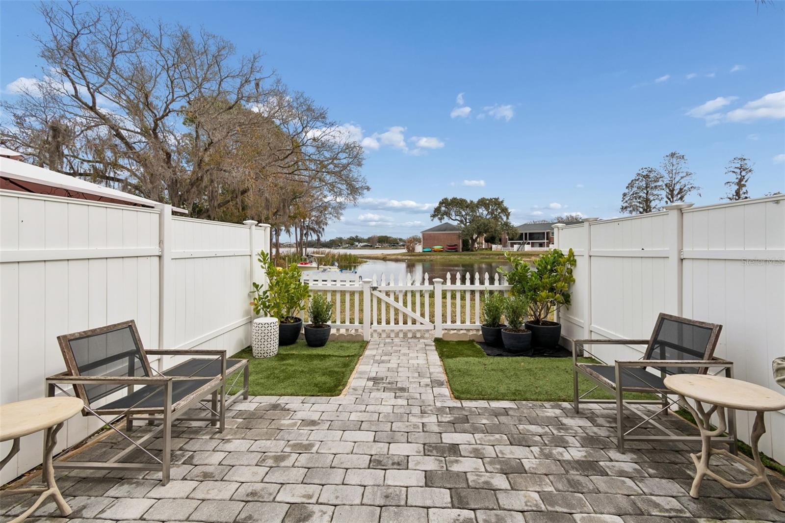 WHISPERING OAKS - Residential