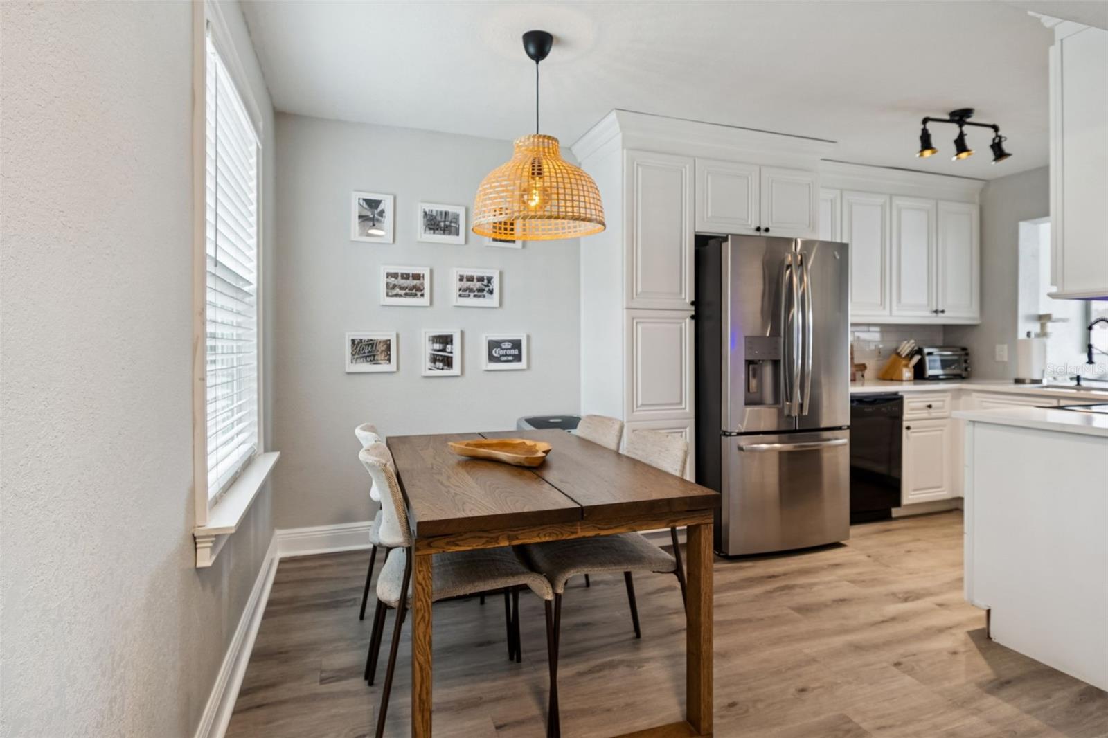 WHISPERING OAKS - Residential