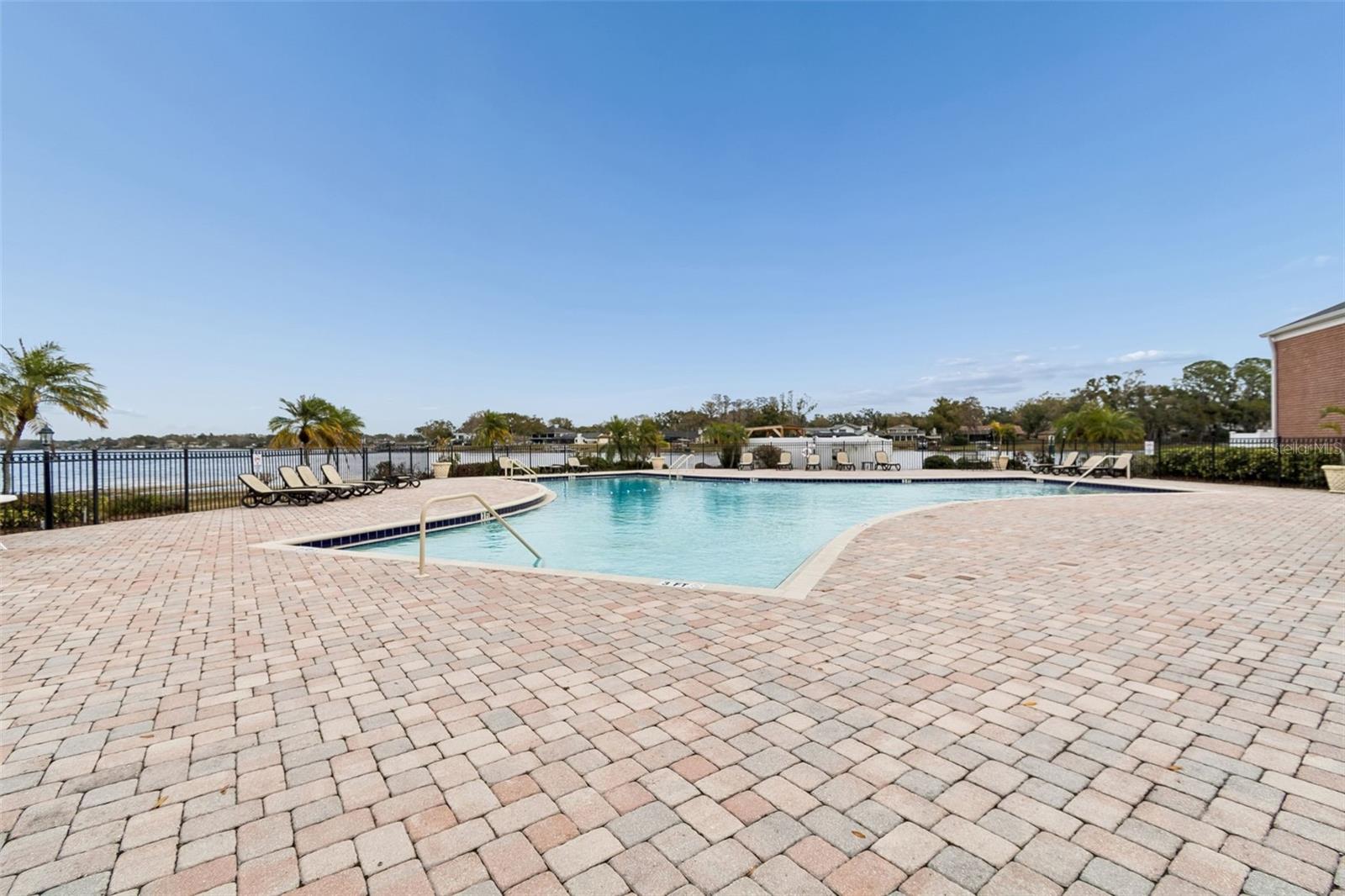 WHISPERING OAKS - Residential