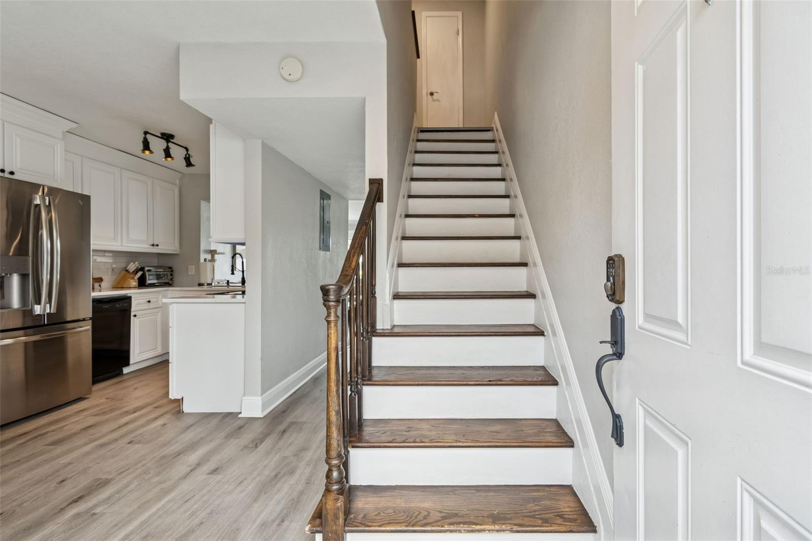 WHISPERING OAKS - Residential