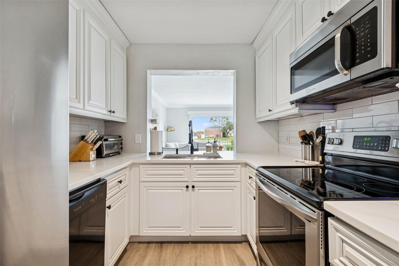 WHISPERING OAKS - Residential