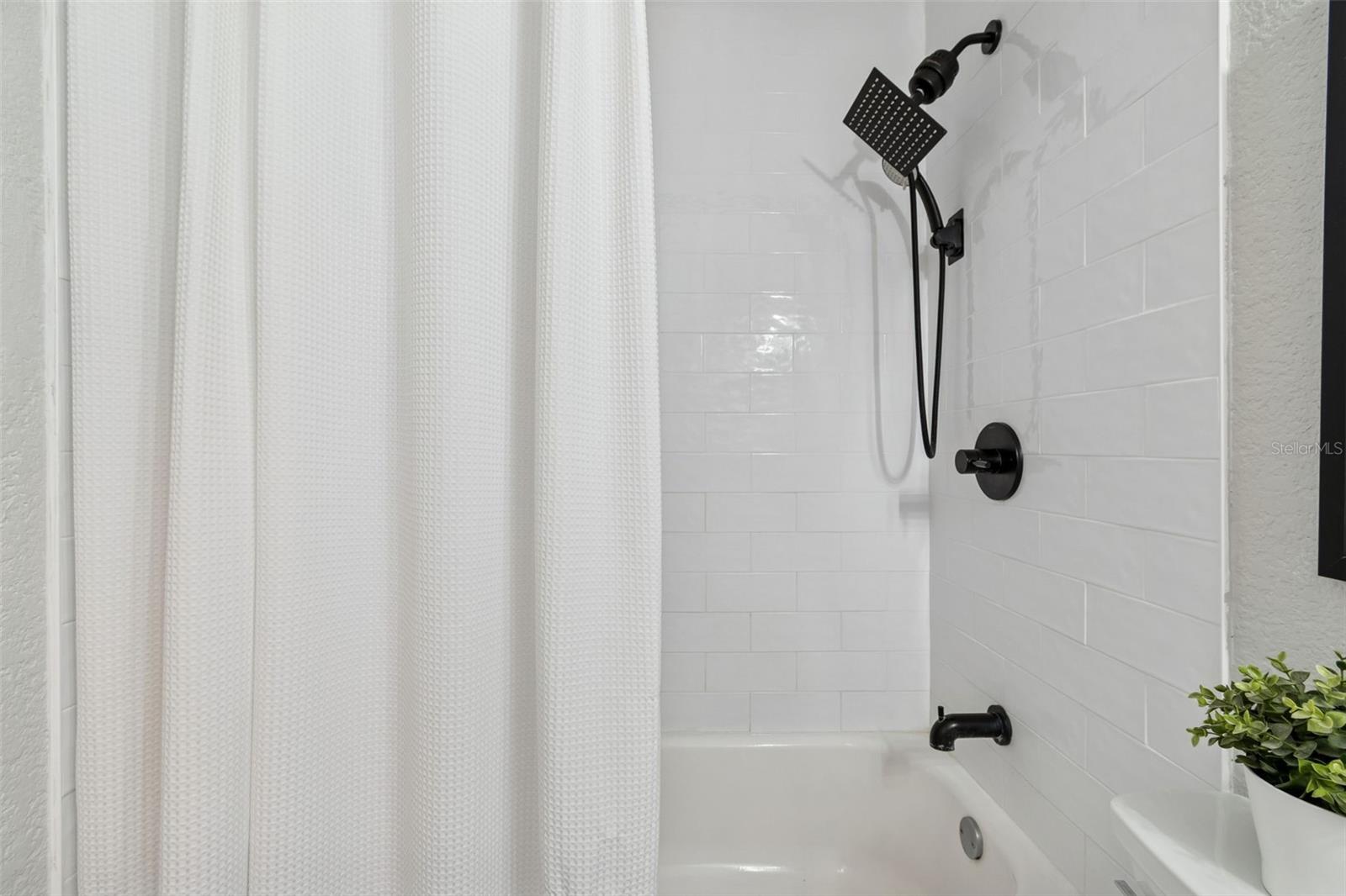 WHISPERING OAKS - Residential