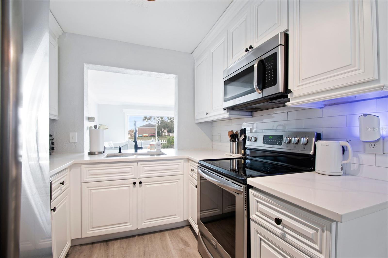 WHISPERING OAKS - Residential