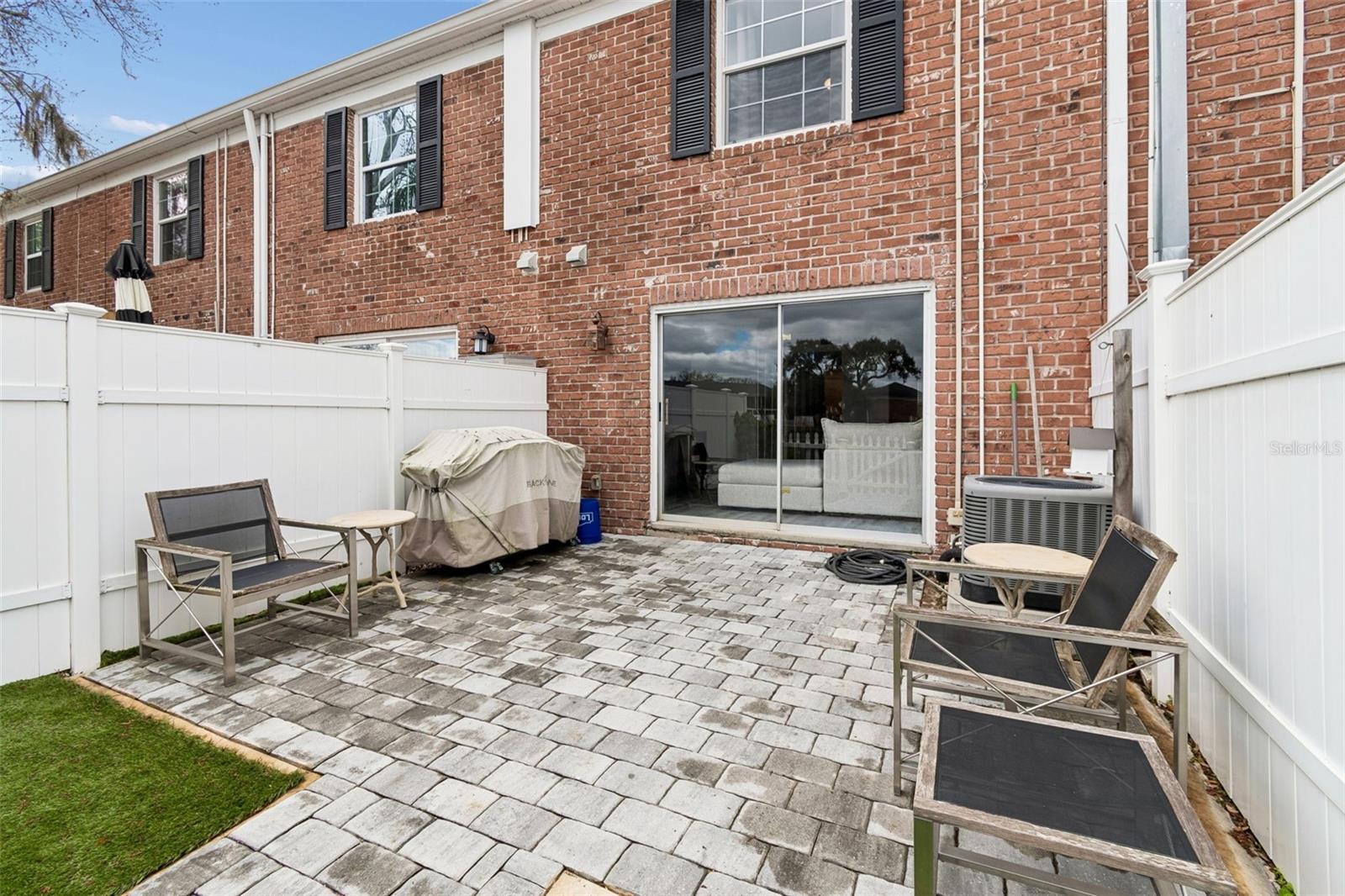 WHISPERING OAKS - Residential