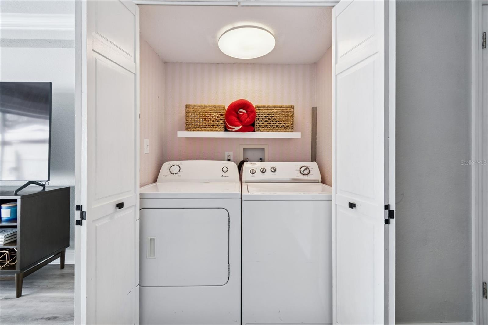 WHISPERING OAKS - Residential