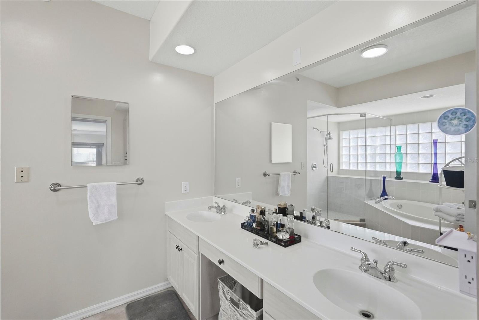 HIDDEN LAGOON AT ARROWHEAD POINT - Residential