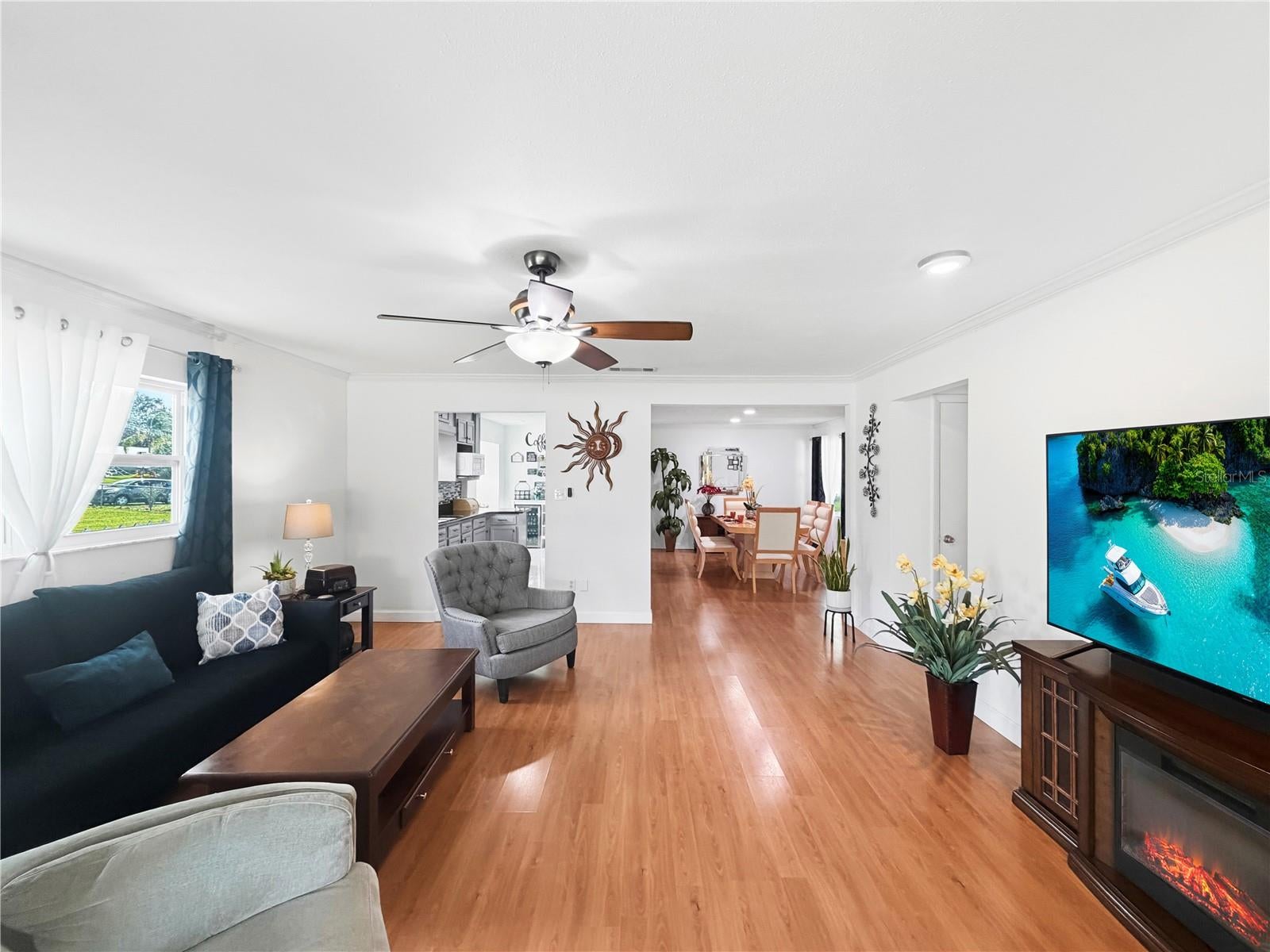 736 LAUREL WAY