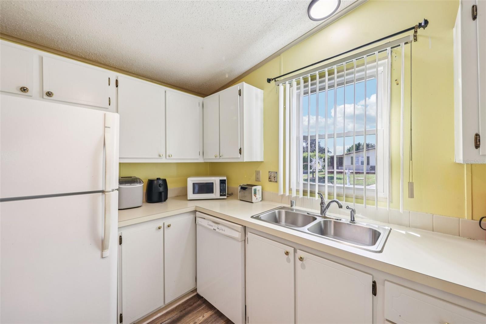 LADY LAKE ORANGE BLOSSOM GARDENS UNIT 06 - Residential