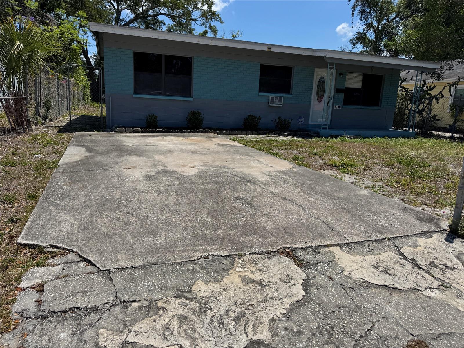 Main image without alt text