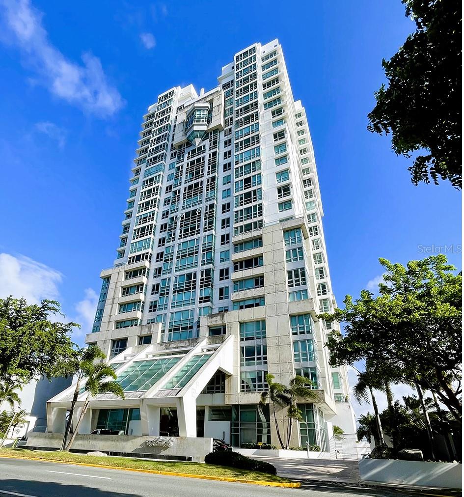 Loft apartment open layout fully furnished with l bed and one full bath and ample kitchen Location super convenient in front of big Luis Munoz Rivera Park and the best beach Escambron All wakable, restaurants, Old San Juan, 1 t0 2 miles walk.State of the art gym. Centra air Condition. With 24 hrs Security and Conciierge Services Condo as a Hotel facilities in the desirable Atlantis Condominium. High 9 feet ceilings.Full generator , business center, lounge with free Wifi.Best views to Bay San Juan.
