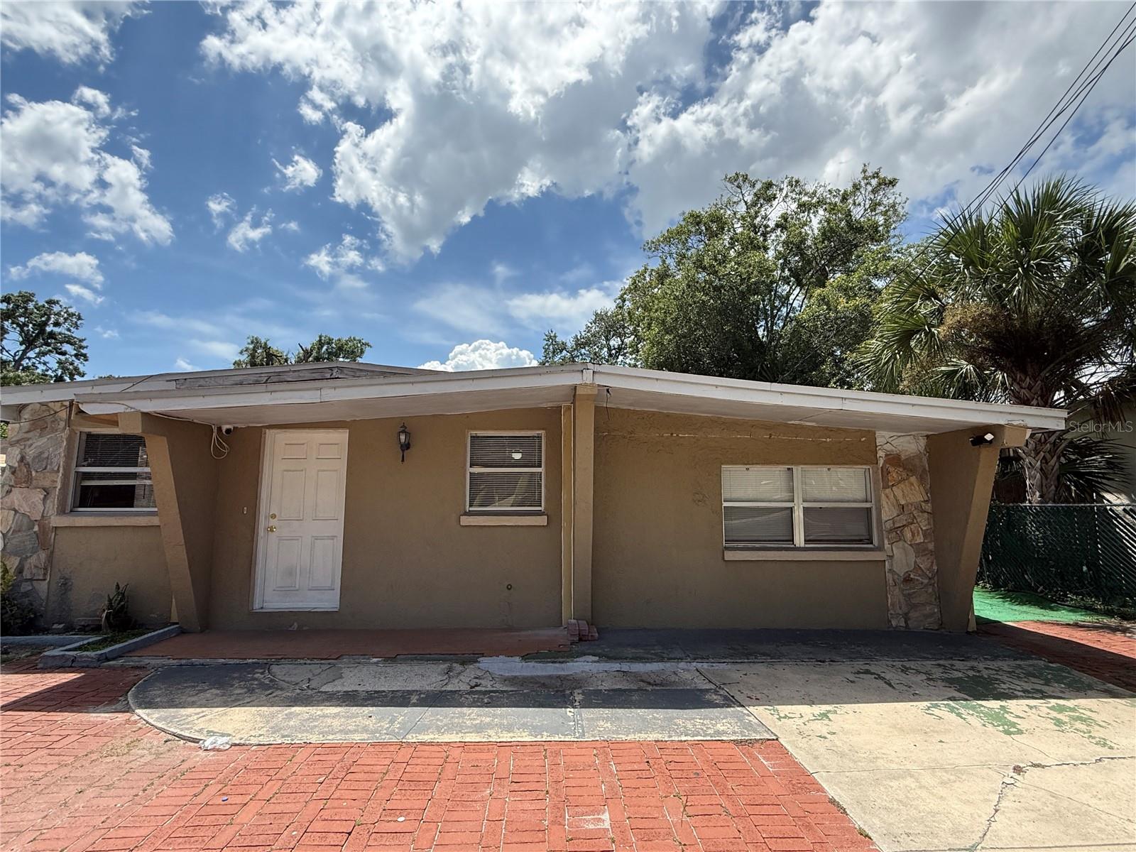 FOR RENT – 3 BED / 1 BATH HOME
Available Now – Prime Location in the Heart of Tampa!
ELECTRICITY AND WATER AND SEWER INCLUDED FOR $150.00 PER MONTH EXTRA.
3 Spacious Bedrooms
1 Clean, Modern Bathroom Recently Remodeled Kitchen – New Cabinets, Countertops & Appliances Bright & Open Living Spaces Excellent Central Location – Unbeatable Convenience!
Located in the absolute center of Tampa!
Just 1–5 minutes from:
Tampa International Airport
Raymond James Stadium (Home of the Buccaneers)
Midtown, Whole Foods, and Highway 275
International Plaza, Westshore Mall, Target, Walmart, Best Buy, Home Depot
Chipotle, Starbucks, and much more!