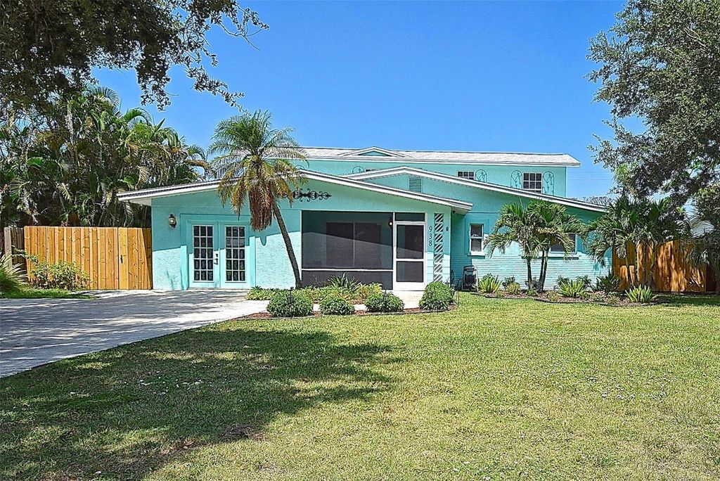 Photo of 938 The Rialto, Venice, FL 34285 (MLS # N6138265)