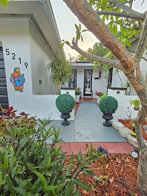 Single Family Residence in ST PETERSBURG FL 5219 4TH STREET 33.jpg