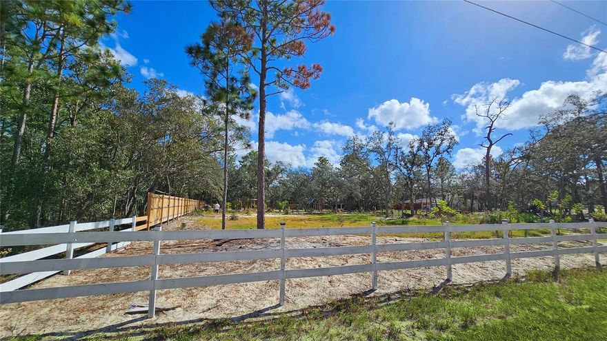 1 Acre Royal Highlands lot for sale on a peaceful neighborhood. Partially fenced and Clean Land surrounded by a lot of new constructions. No Flood Insurance needed, no HOA and no CDD. Don't waste time and come to know this beautiful piece of land in a true natural paradise.

OBS: The adjacent Vacant Land (10379 Thrasher Ave, Weeki Wachee 34614) is for Sale too