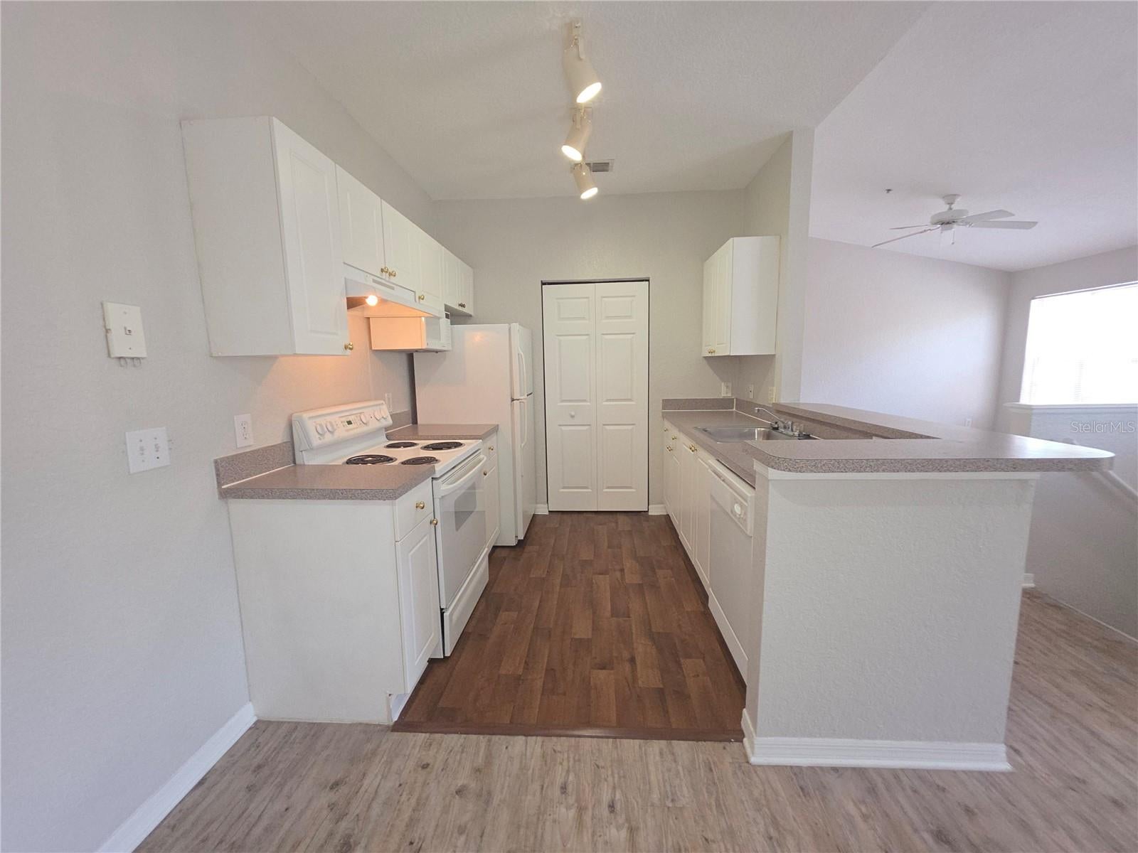 852 GRAND REGENCY POINT 202