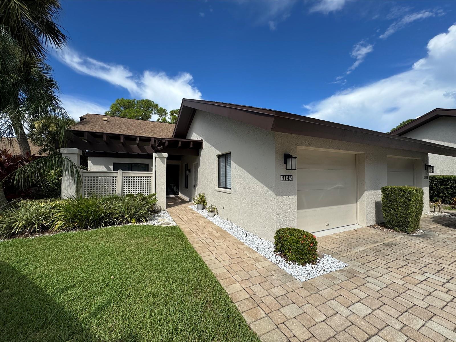 ** ANNUAL RENTAL AVAILABLE ** Come see this beautiful 2 bedroom 2 bathroom villa located in The Meadows in Sarasota, FL. Located just down the road from University Town Center, including surrounding shops and restaurants, and Nathan Benderson Park.