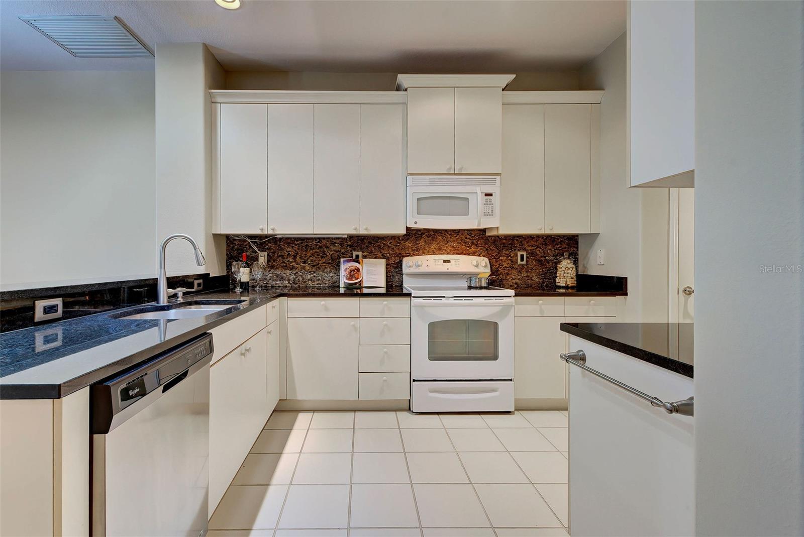 PELICAN POINTE GOLF & COUNTRY CLUB - Residential