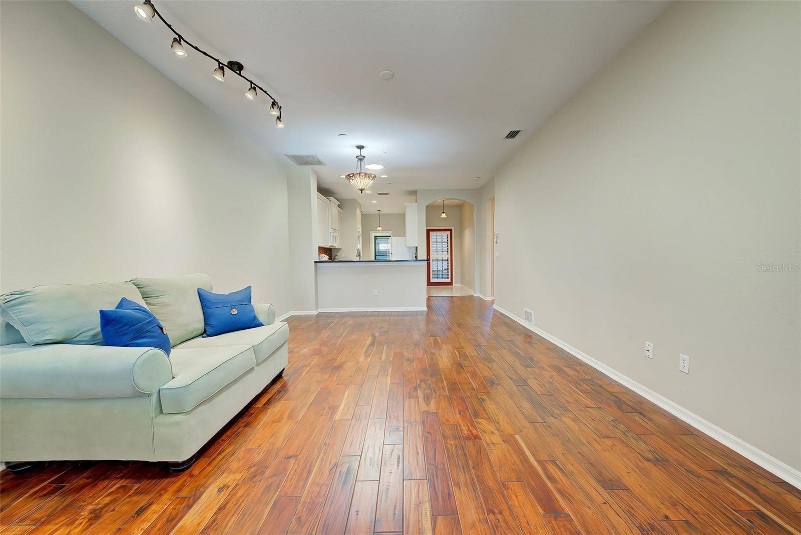 PELICAN POINTE GOLF & COUNTRY CLUB - Residential