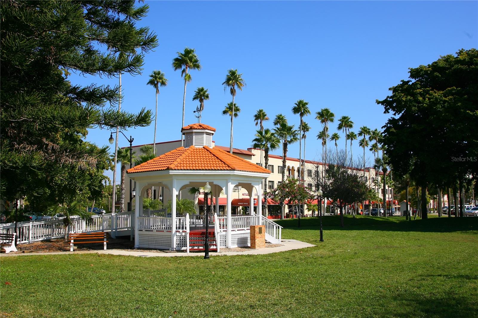 PELICAN POINTE GOLF & COUNTRY CLUB - Residential