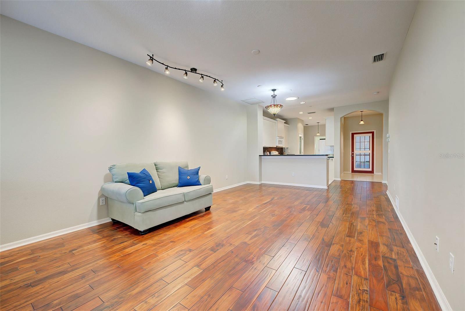 PELICAN POINTE GOLF & COUNTRY CLUB - Residential