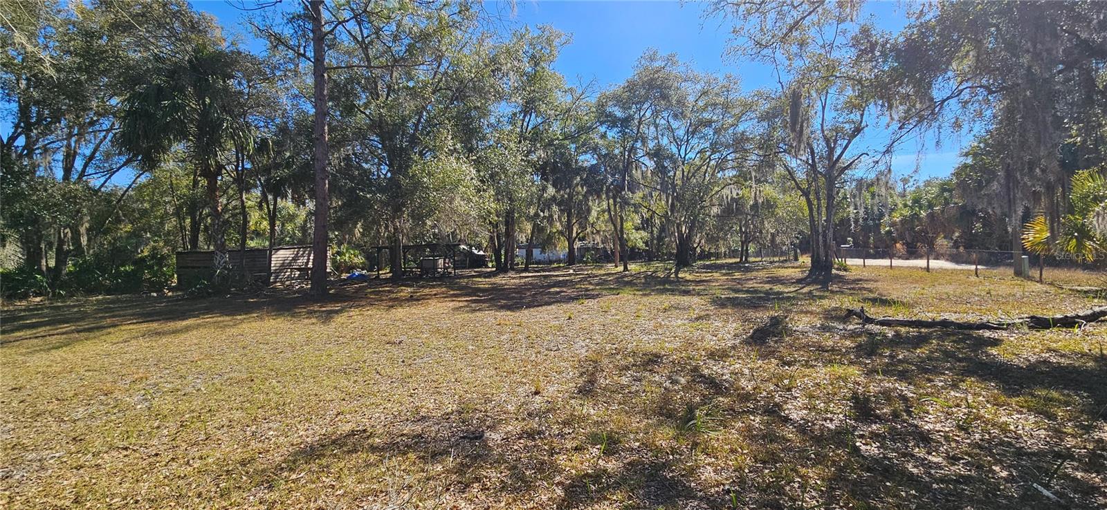 000871 - UNREC TRACTS IN 04-19S-17E - Residential