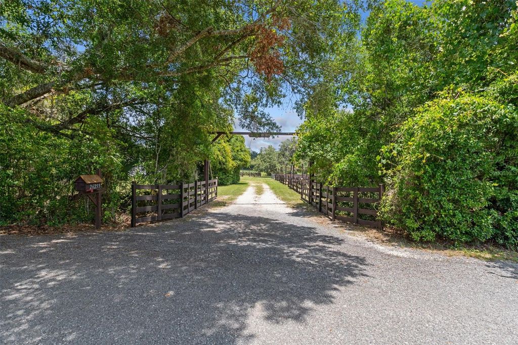 Photo of 26255 Lambeth Road, Brooksville, FL 34601 (MLS # A4697024)
