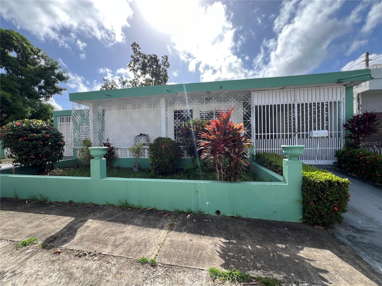 Opportunity in Urb. Santa Juanita, Bayamón!
Property with great potential, located on a cul-de-sac with a spacious yard to enjoy and remodel to your liking. It features 3 bedrooms and 4 bathrooms. The home requires repairs. An excellent investment opportunity in a good Bayamón location.