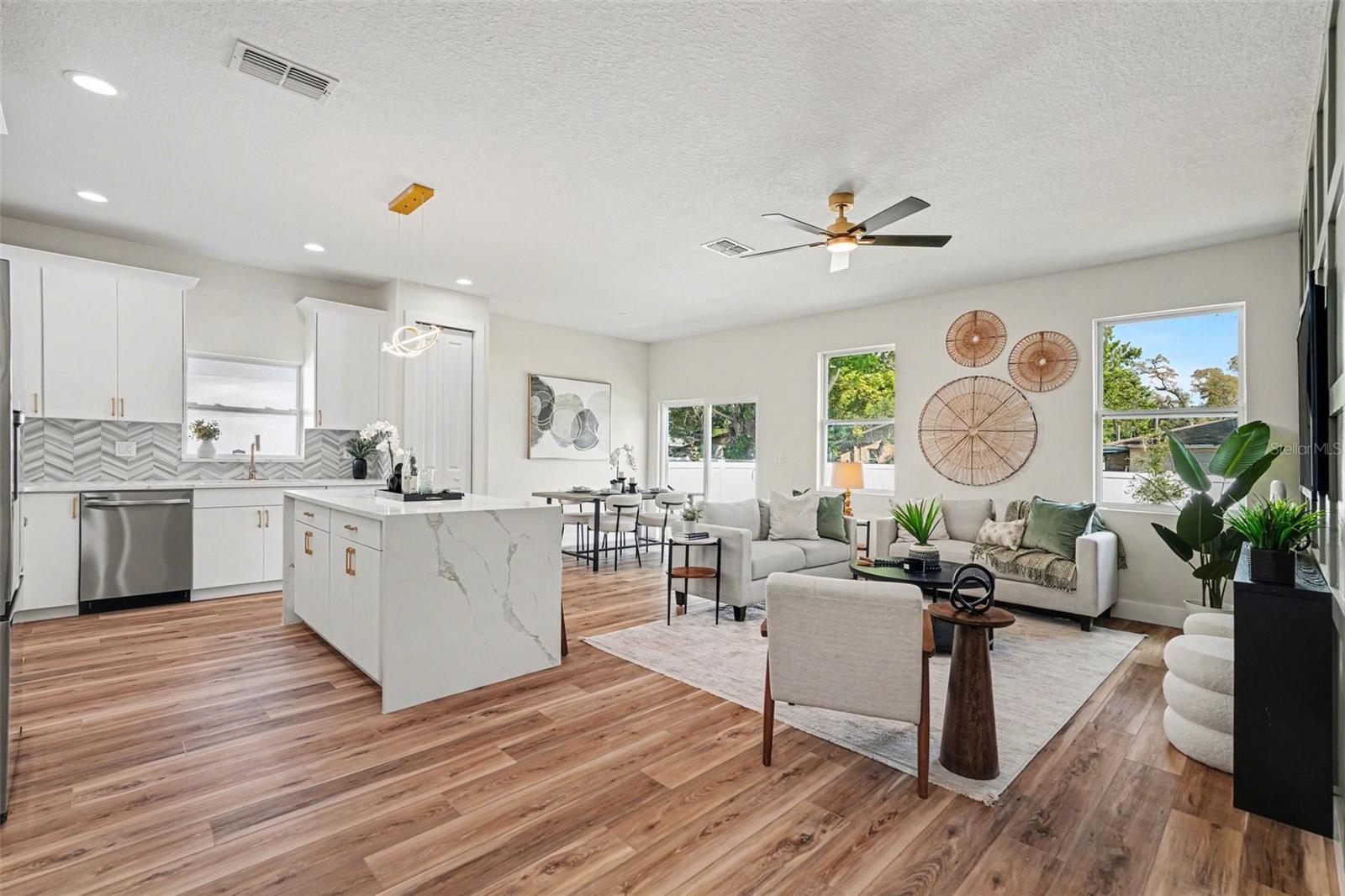 3DN | TAMPA'S NORTH SIDE COUNTRY CLUB AREA UNIT NO - Residential