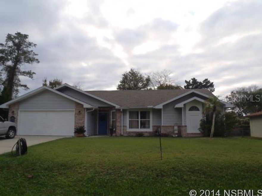 Looking for that large home for you whole family, look no more! Spacious 4B homes with split plan offers plenty of room for everyone. Vaulted ceilings w/ skylights add to the roominess. Master bathroom as his & hers walkin closets w/ pocket doors and his & hers separate vanities, garden tub & walkin shower. Kitchen offers breakfast bar, door to the patio and stainless appliances that are less than 1 year old. Guest bathroom has an exterior door, perfect if you are working outdoors or decide to put a pool in later. Eatin kitchen plus formal dining room w/ French doors to covered patio along with a formal living room and a family room with a wood burning fireplace. New hot water heater Oct 2013. ;Water: City