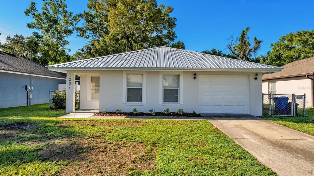 Photo of 1207 NE 6th Street, Mulberry, FL 33860 (MLS # L4965054)