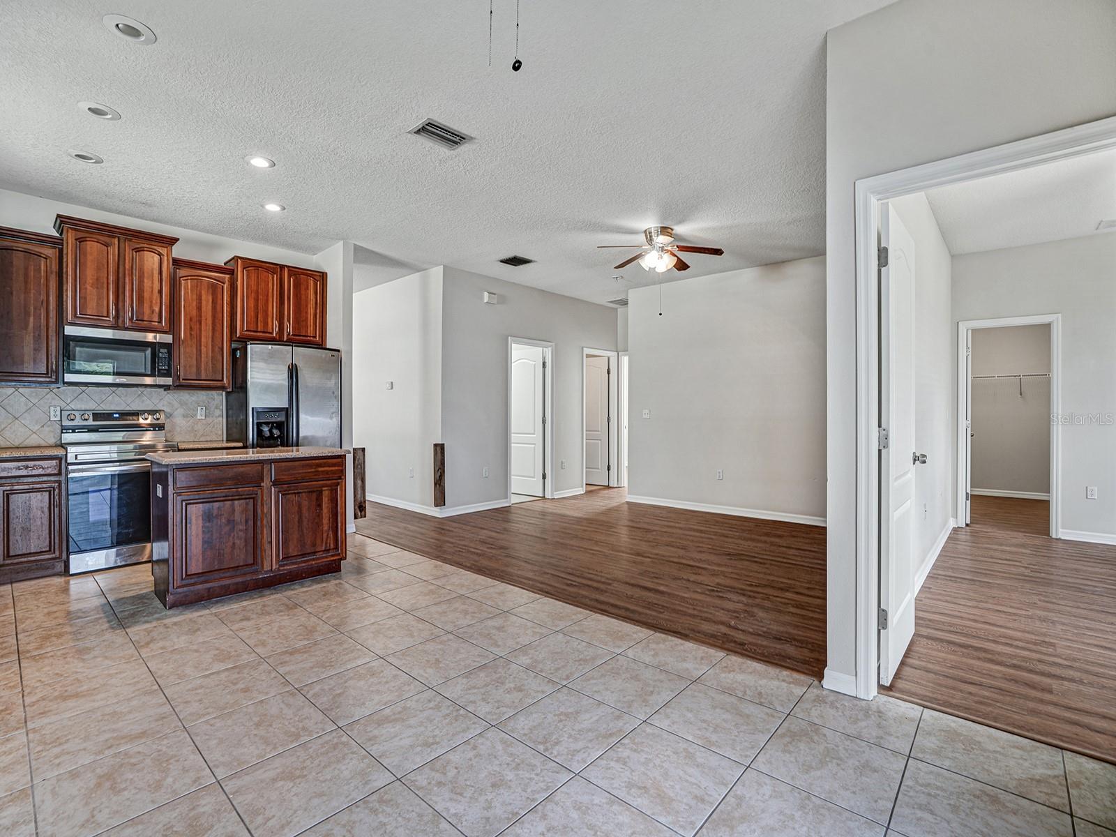 COLONY LAKES - Residential