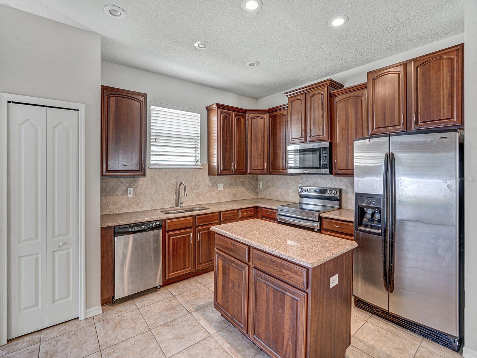 COLONY LAKES - Residential