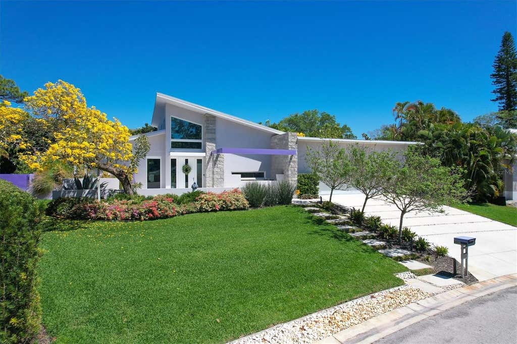 Photo of 1556 Eastbrook Drive, Sarasota, FL 34231 (MLS # A4701375)