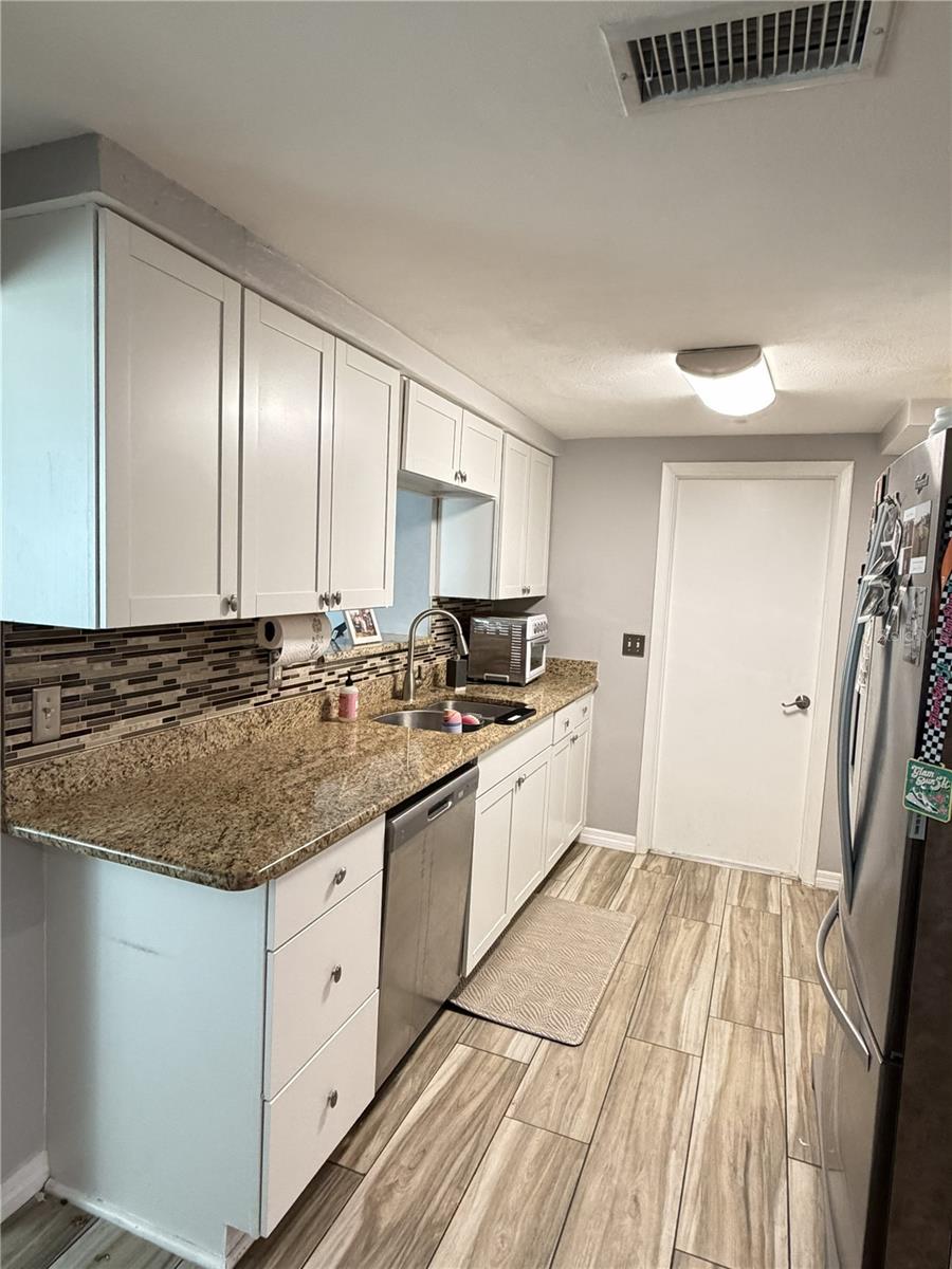 COLONIAL HILLS - Residential Lease