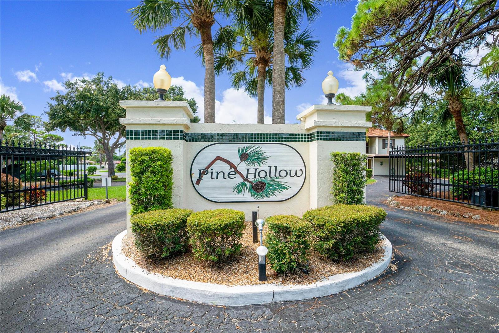 PINE HOLLOW - Residential
