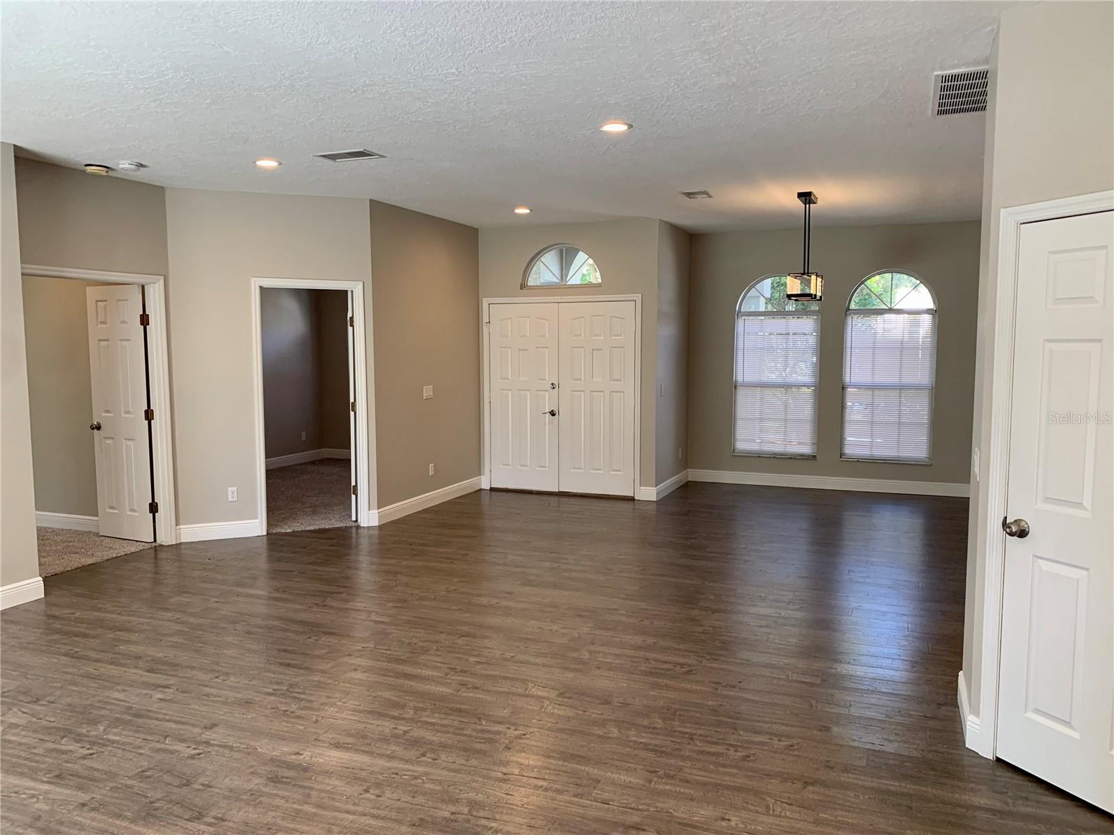 DEER LAKE CHASE - Residential