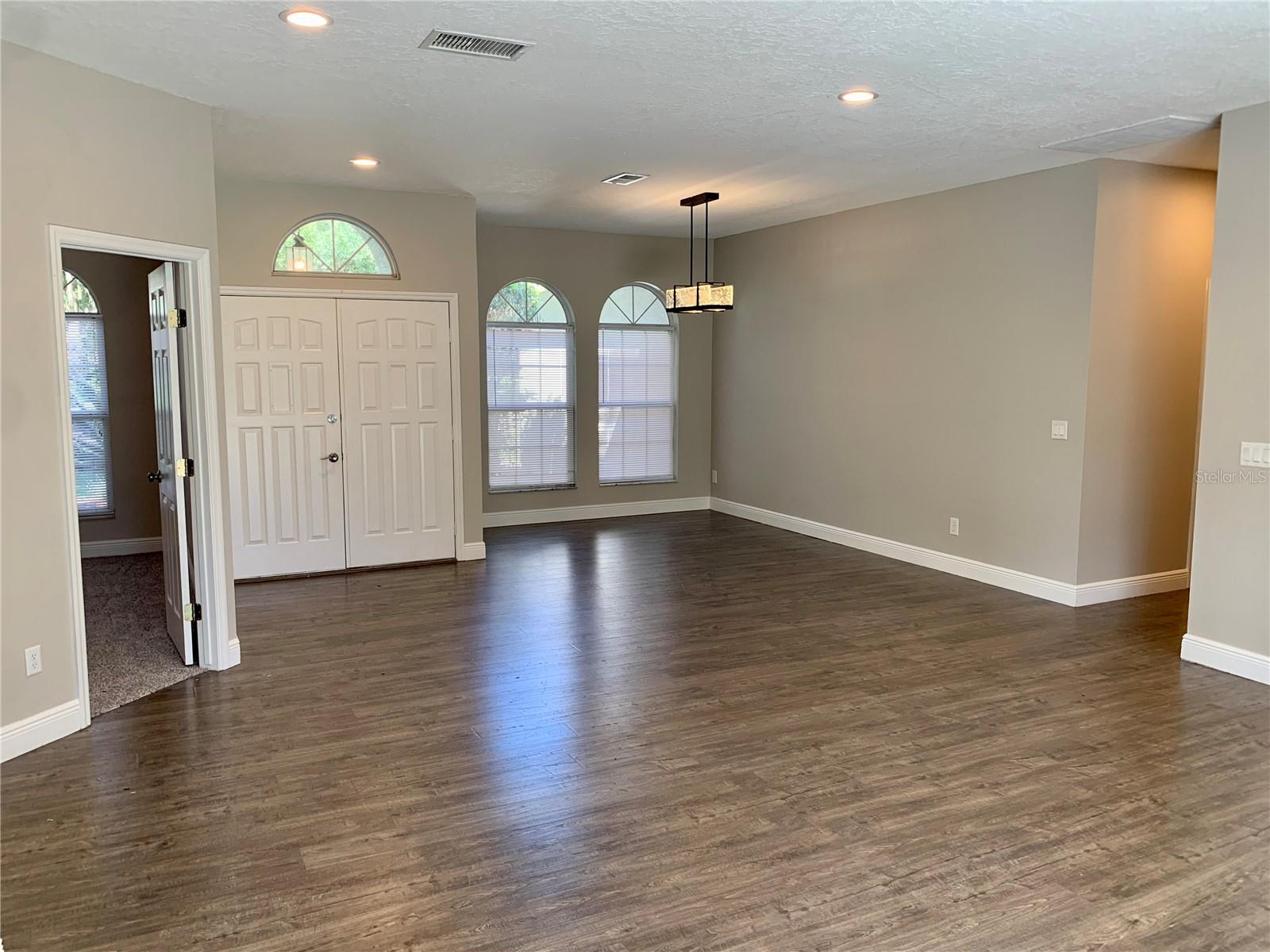 DEER LAKE CHASE - Residential