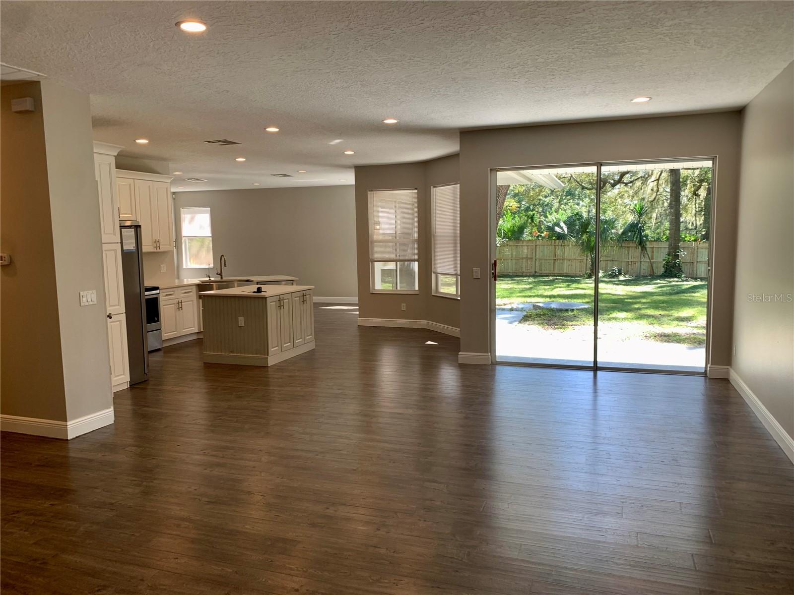 DEER LAKE CHASE - Residential