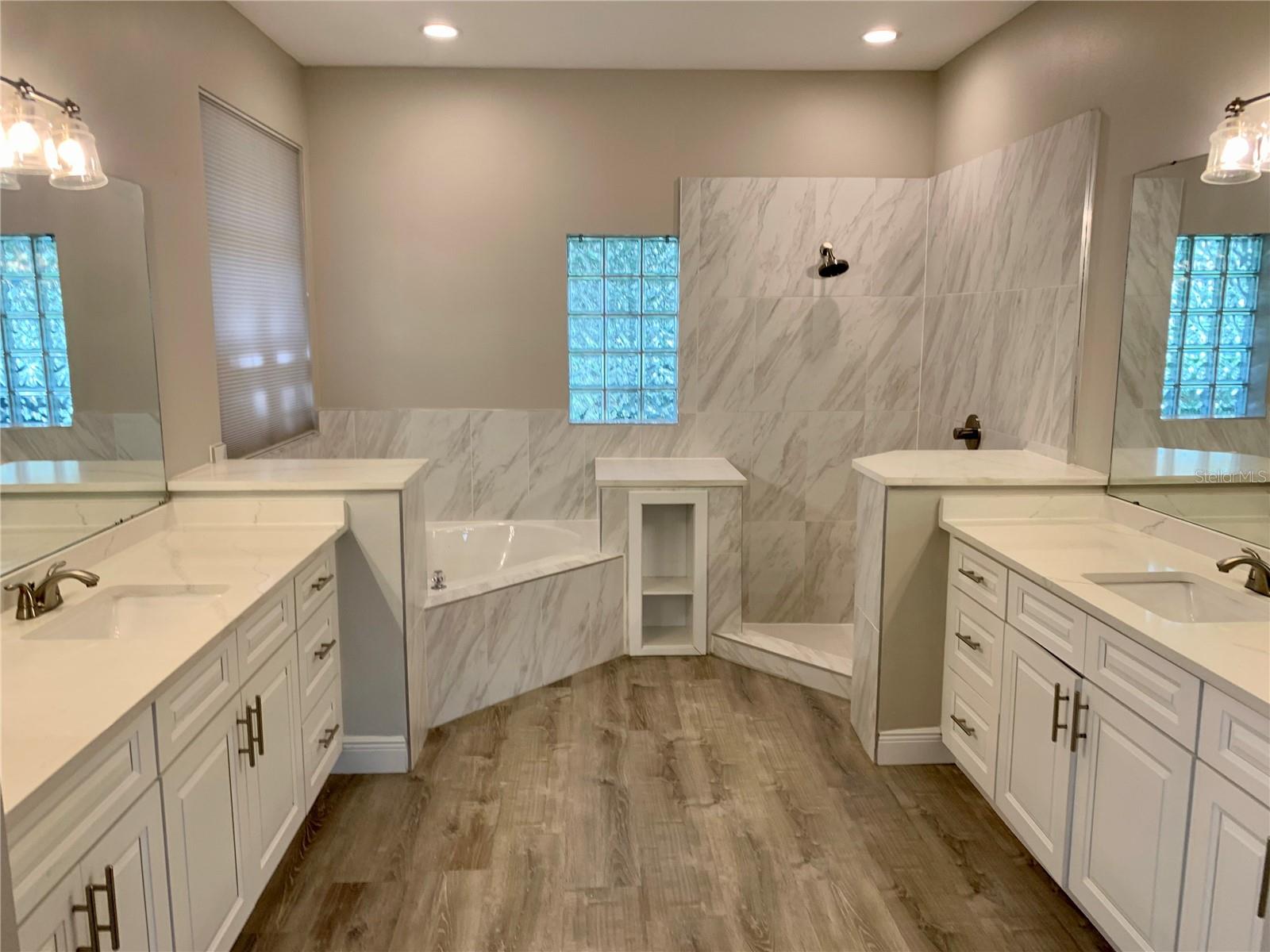 DEER LAKE CHASE - Residential